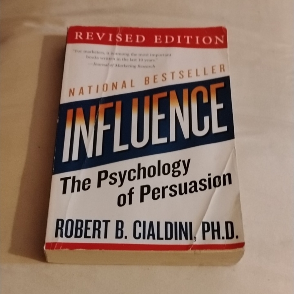 Influence: The Psychology of Persuasion - Robert B Cialdini Ph D Revised Book